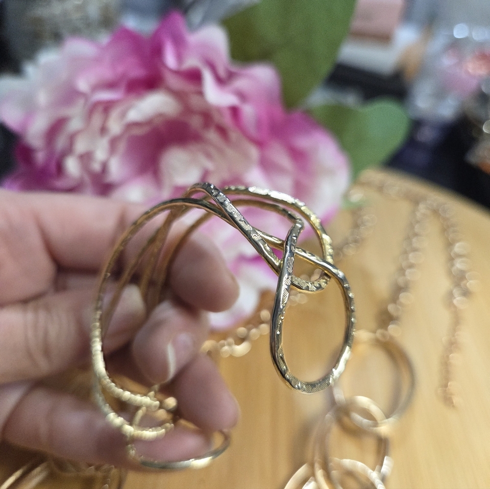 Elegant Gold Jewelry Set - Picture 5 of 6